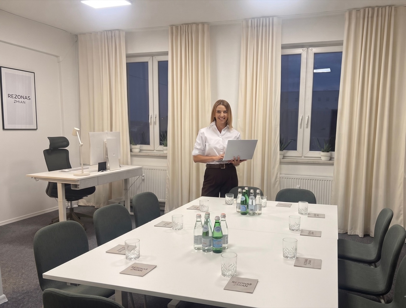 Sala szkoleniowa Rezonans Zmian — stoły ustawione w układzie konferencyjnym, przygotowane na spotkanie